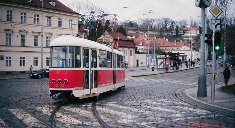 Két erdélyi diákot ütött el a villamos Prágában
