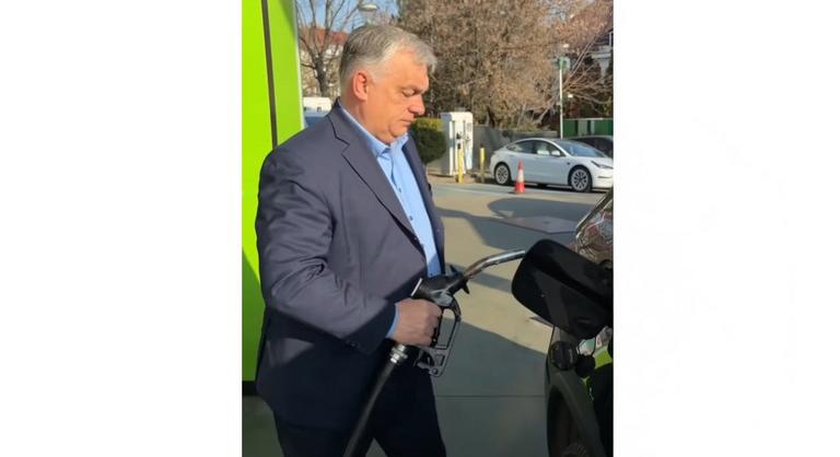 Ezért mutathatta meg Orbán Viktor, hogyan lehet huszonöt helyett húszerezért tankolni