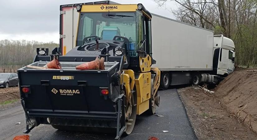 Veszélyes vegyi anyagokat szállító kamion üközött úthengerrel – képek, videó