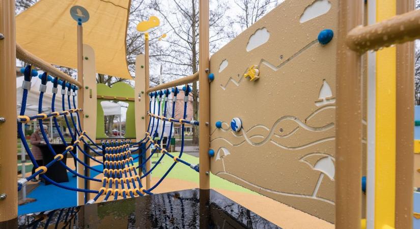 Átadták Csongrád új, akadálymentes játszóterét - itt minden gyerek kedvére játszhat