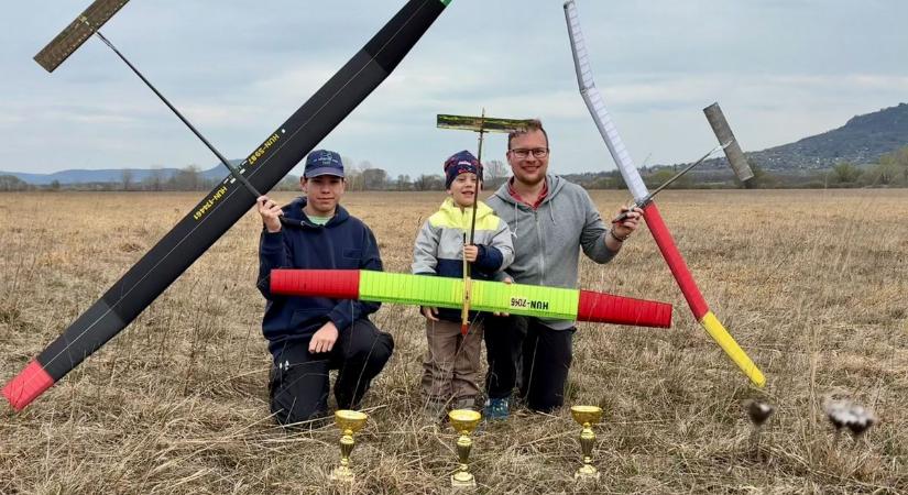 Még csak ovis, de már a felnőtteket oktatja a levegőben az egerszegi fiú