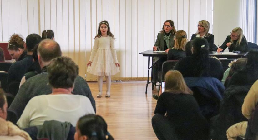 Óvodásoknak szervezett versmondó versenyt az RSZSZK