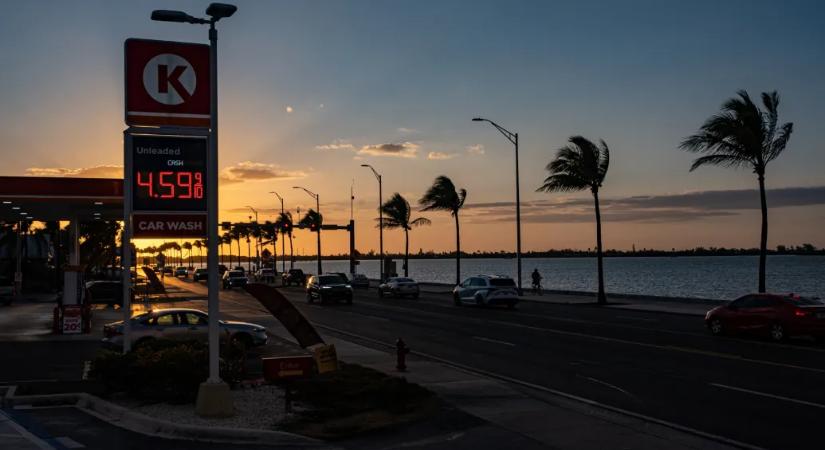 Már 4 dollár felett jár egy gallon benzin az USA-ban, és emiatt Donald Trump aggódhat a legjobban