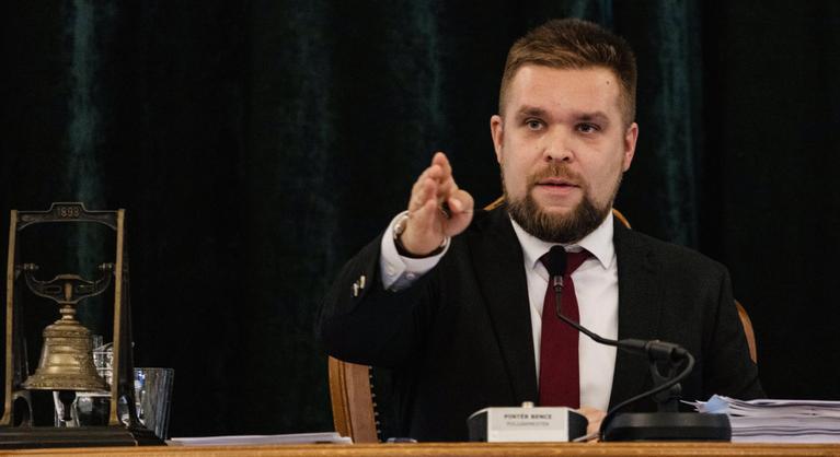 A polgármester kezdeményezi a „fekete pufajkások” kitiltását Győrből