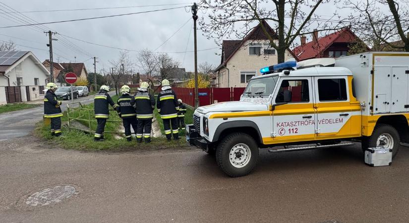 Találtak valamit a Kösely-csatornában, kivonult a mobil labor Hajdúszoboszlóra – fotókkal, videóval