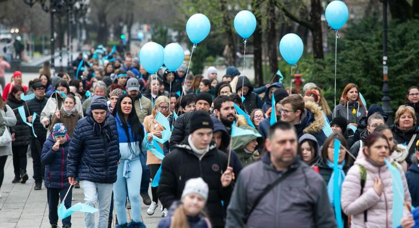 Auti-sétával hívták fel a figyelmet az elfogadás fontosságára Kecskeméten  fotók