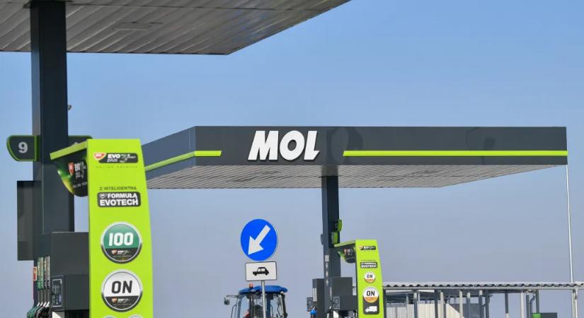 A lengyelek adócsökkentéssel mérséklik a benzinárat, de Trump közbeszólhat