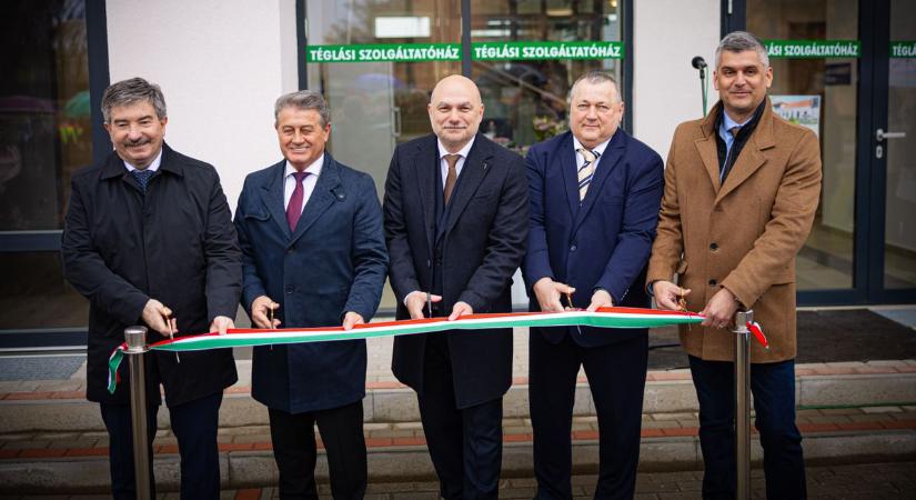 Így kell ezt csinálni! Pillanatok alatt a semmiből húzták fel Téglás új ékkövét – fotókkal