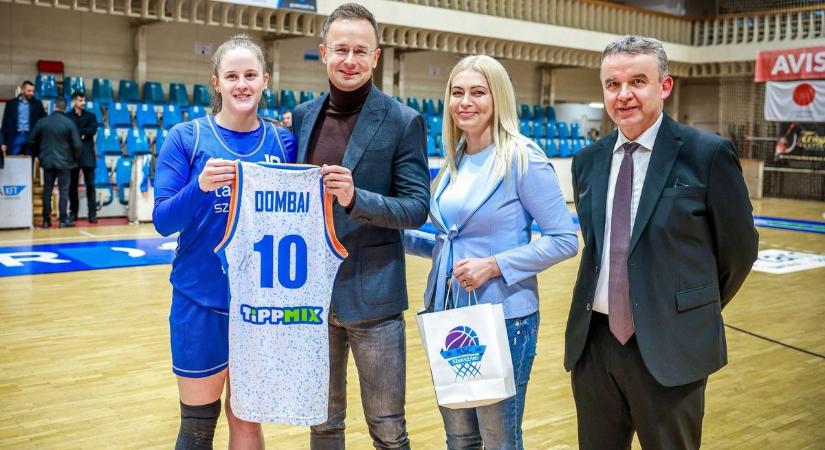 Dombai Réka mezével lepte meg Szijjártó Pétert a Tarr KSC Szekszárd vezetése