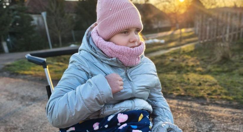 Már megint műtét vár az agyvérzéssel született hevesi kislányra - fillérekkel is sokat segíthetünk