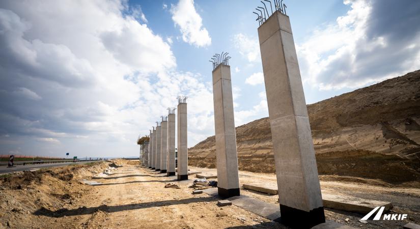 Már a próbacölöpözésnél tart az M100-as és az M1-es épülő csomópontja