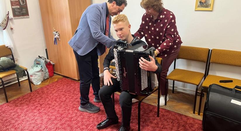 Kipróbálta az új hangszert Nyitrai Gergő