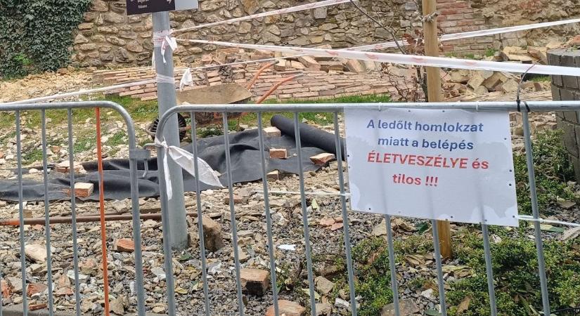 Ledőlt egy ikonikus építmény a belvárosban – lezárták a területet (FOTÓKVIDEÓ)