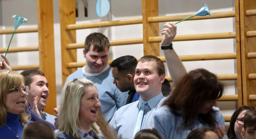 Ha megvan a sokkoló diagnózis, ide fordulhatsz Kaposváron – az autizmus világnapját ünnepelték a Bárcziban