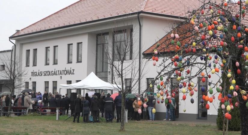 Új közösségi tér nyílt Tégláson, átadták a szolgáltatóházat