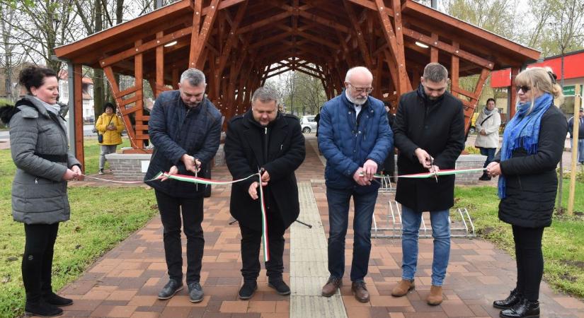 Félmilliárdos fejlesztést adtak át, fedett piacteret kapott Berekfürdő – galériával