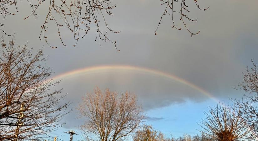 Gomolyfelhők zavarják a napsütést, miközben lassú melegedés kezdődik