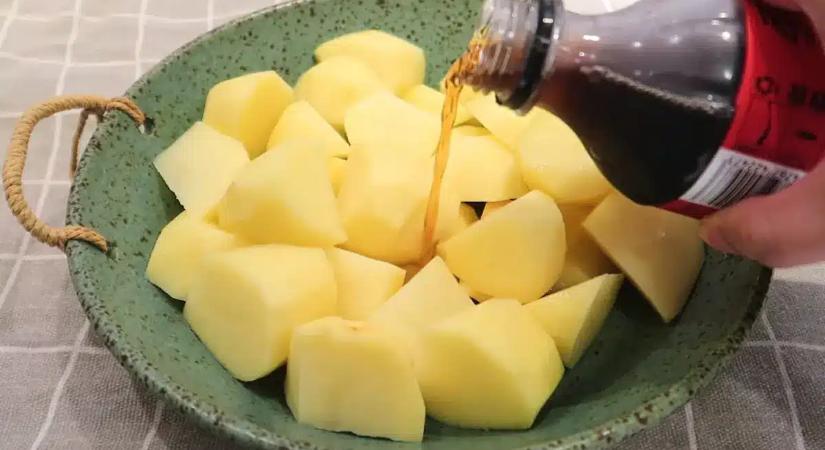 Önts kólát a krumplira és nem hiszed el, mi történik