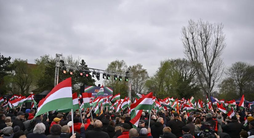 Fidesz: kezdődik Orbán Viktor országjáró fóruma Ócsán, rengetegen vannak