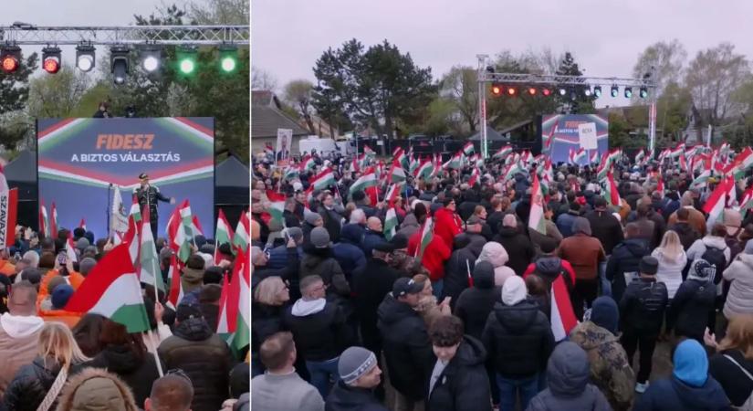 Megérkeztek az első fotók: hatalmas tömeg várja Ócsán Orbán Viktort