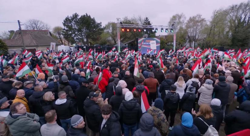 Országjárás: egyre csak gyűlik a tömeg Ócsán, és ki tudja, hol a vége