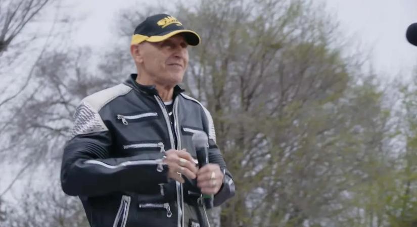 Hideg ide vagy oda: Óriási tömeg énekelt Pataky Attilával Orbán Viktor ócsai országjárásán