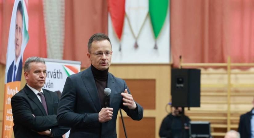 Szijjártó Péter Tolnán: a háború nem geopolitikai vita, hanem a választás valódi tétje (videóval)