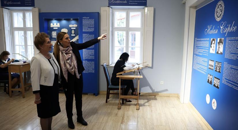 Diplomaták ámulnak a magyar csodán: így hódít a halasi csipke – fotók