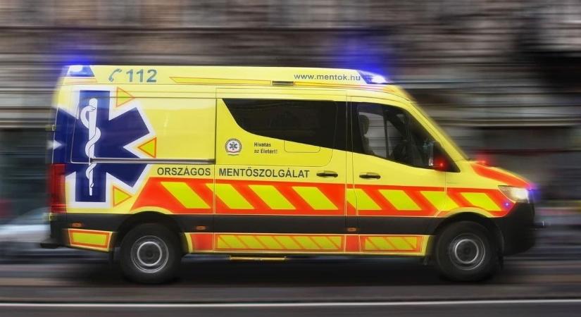 Csatornába hajtott egy traktor, mentő is érkezett a sofőrhöz