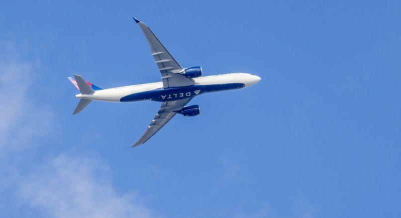 Sokk a repülőn: felrobbant a turbina, lángolt az Airbus