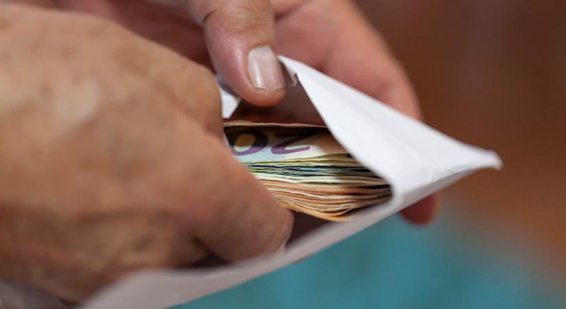 Börtönre ítélték a nyugdíjas otthon vezetőjét, aki kenőpénzért fogadta a betegeket