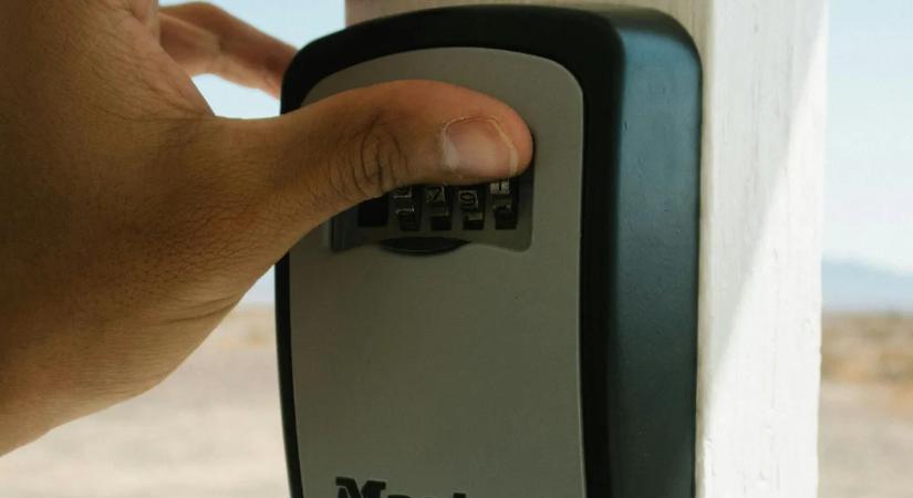 Élőben nézte végig a tulajdonos, amint betörnek budapesti Airbnb-lakásába – videóval