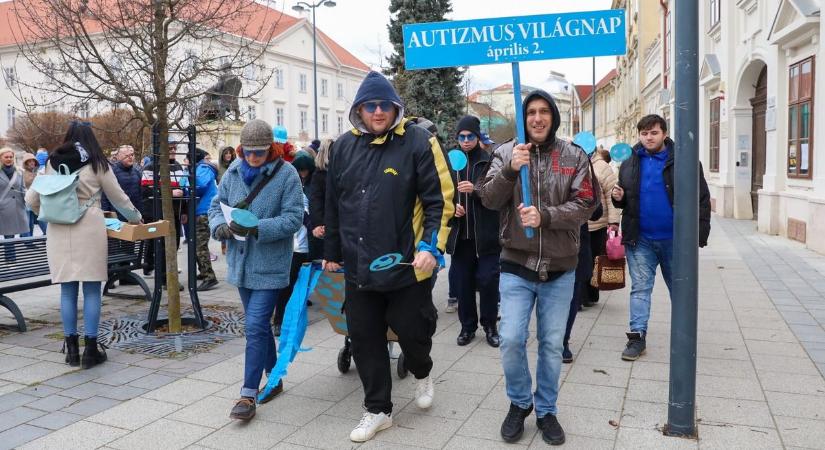 Egyre többen csatlakoznak: kékbe öltözött Szombathely az autizmus világnapja előtt