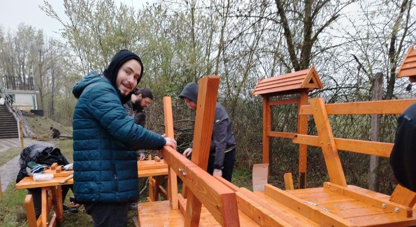 Cica felügyeli az építkezést: új térrel nyit a szegedi csillagvizsgáló