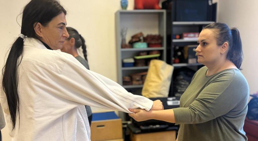 Megölelve lecsillapítani – Nagy kihívás az autizmussal élő fiataloknál előforduló agresszió kezelése