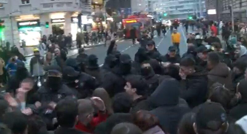 Tüntetés Belgrádban a rektorátusnál, a rendőrség maszkban számol le a tüntetőkkel