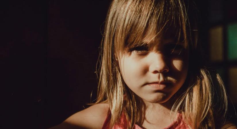 A pokol kapujában nőtt fel: évekig terrorizálta szexuálisan az apa a kislányát