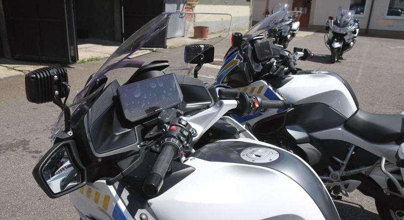 Ennél cukibbat ma nem látsz! Óvodások vették át a rendőrök helyét a szolgálati motorokon - videóval