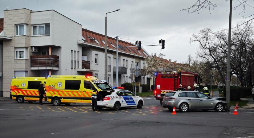 Három autó ütközött Szombathelyen, mentők, tűzoltók, rendőrök a helyszínen