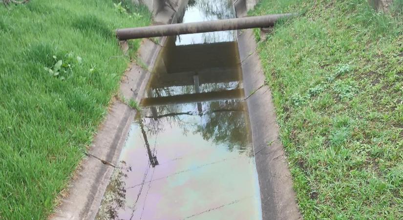 Ismeretlen eredetű anyag a Kösely-csatornába