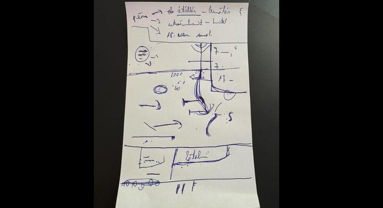 Ismét telerajzolt egy papírt egy interjú alatt Orbán Viktor