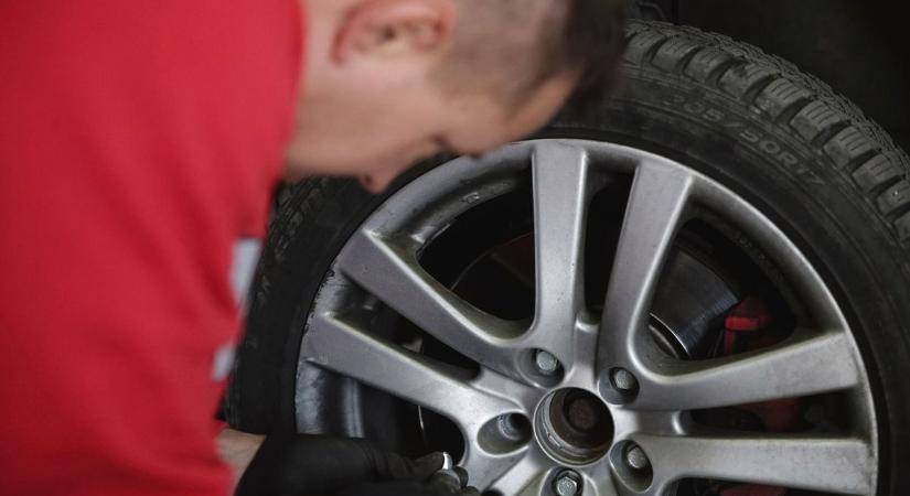 Szerelő beszélt a szürke zónás trükkről: van egy módszer, amivel olcsóbb lehet a nyári gumicsere