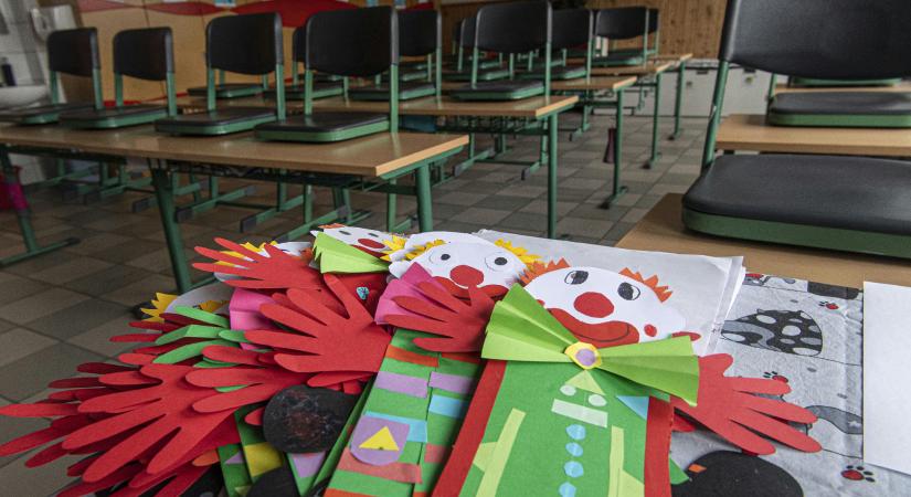 Óriási a tétje, hogy hagyják-e a tanárok megfosztani magukat az értelmiségi léttől