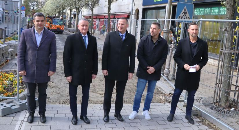 Nézd meg jól, ezeket a térköveket utoljára látod! Elindult az utca felújítása a belvárosban (galéria, videó)