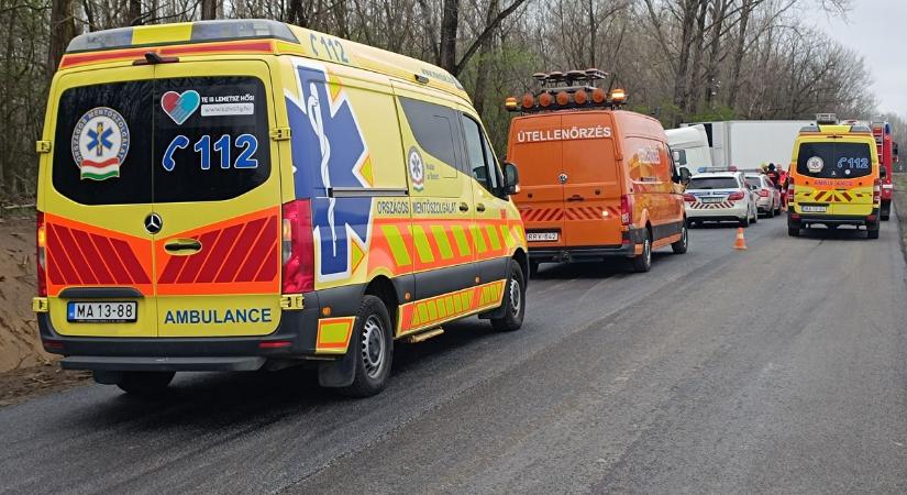 Szigorítás jön a KRESZ-ben, felborult egy veszélyes vegyianyagot szállító kamion