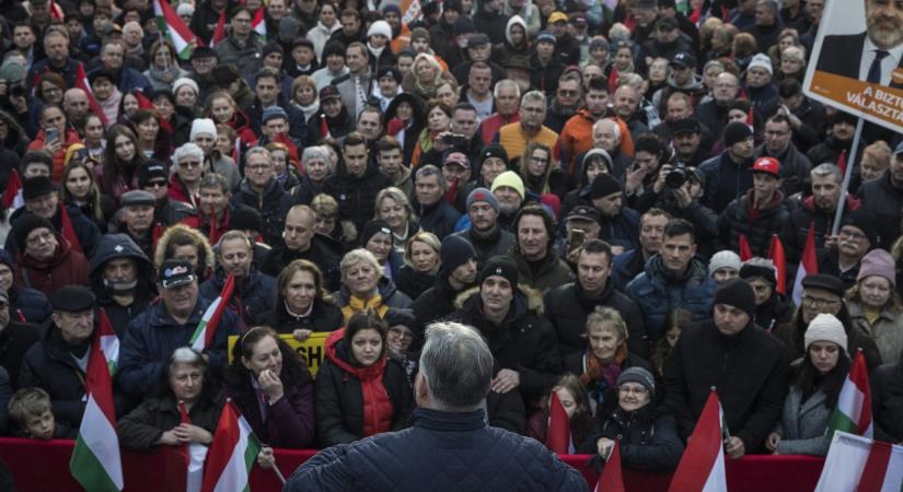 Orbán Viktor megszólította a tiszásokat az országjárása ócsai állomásán