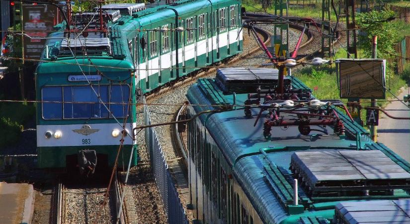 Elütötte a HÉV a telefonját nyomkodó 14 éves fiút, életveszélyes sérüléseket szenvedett