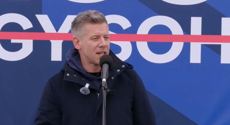 Magyar Péter Füzesgyarmatról küldött kemény üzenetet Orbán Viktornak és Szijjártó Péternek