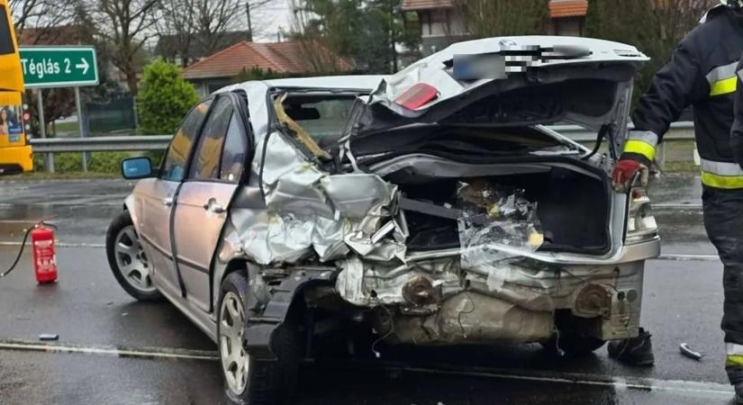 Távolsági busz bombázta le az autó hátulját Hajdú-Biharban – fotókkal