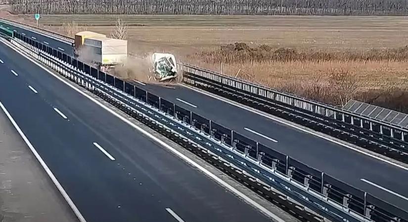 Centiken múlt a tragédia az M4-esen: fékezés nélkül tarolt le egy kisteherautót a kamion
